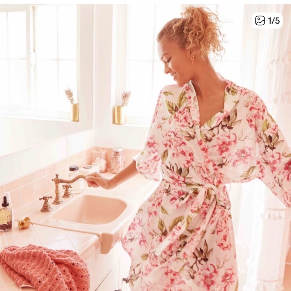Show me your mumu floral robe